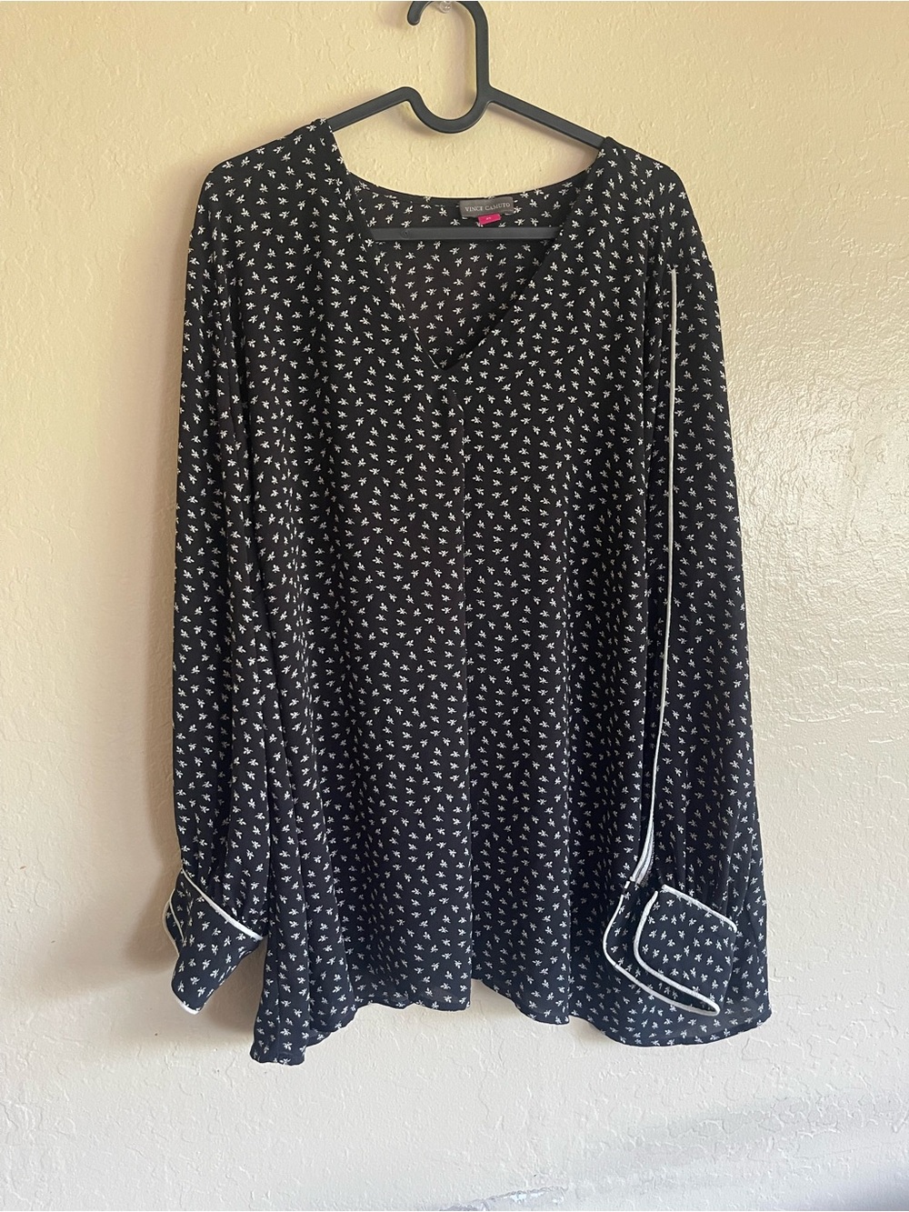 Vince Camuto Black Long-Sleeve V-Neck Blouse with White Micro Print